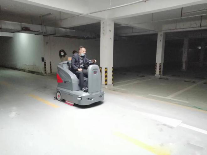 佳木斯小区物业保洁不用人力改用驾驶式洗地机了